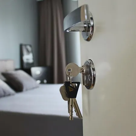 New Modern 4-room With Big Balcony And Undeground Parking In Center Of Apartamento *