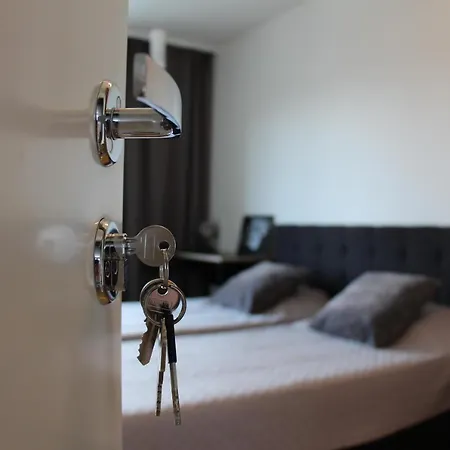 New Modern 4-room With Big Balcony And Undeground Parking In Center Of 公寓 *