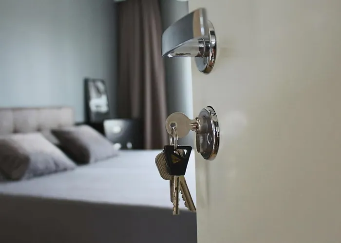 New Modern 4-room With Big Balcony And Undeground Parking In Center Of Apartamento *