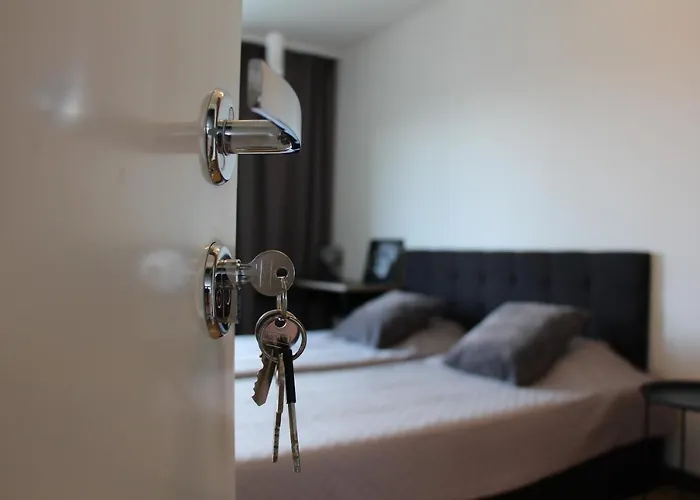 New Modern 4-room With Big Balcony And Undeground Parking In Center Of Apartamento *