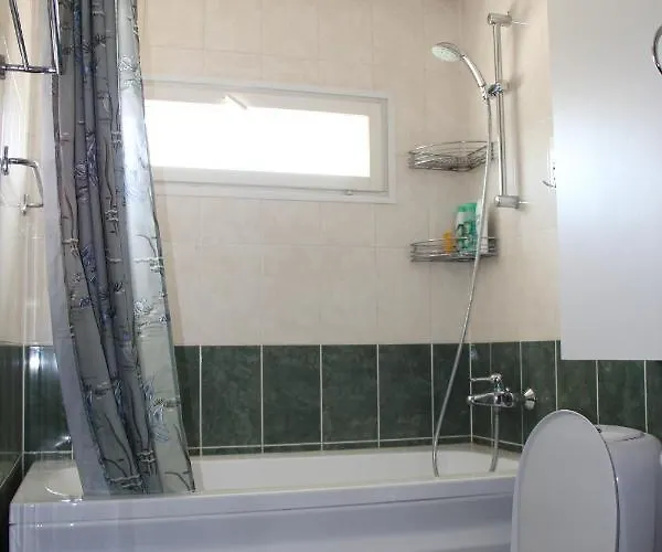 New Modern 4-room With Big Balcony And Undeground Parking In Center Of טאלין