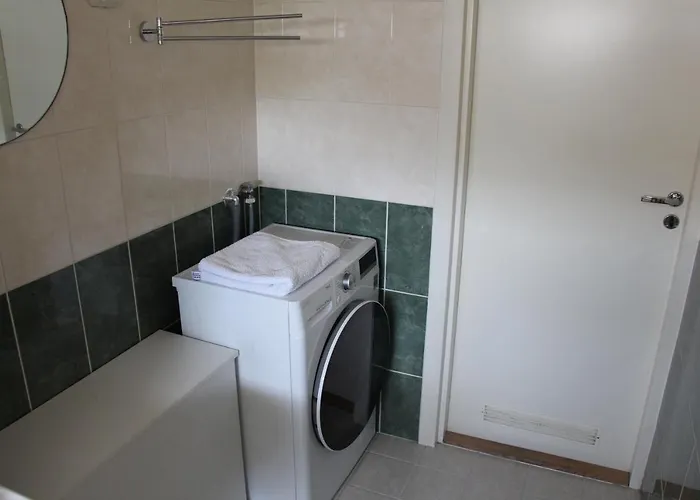 New Modern 4-room With Big Balcony And Undeground Parking In Center Of Apartamento