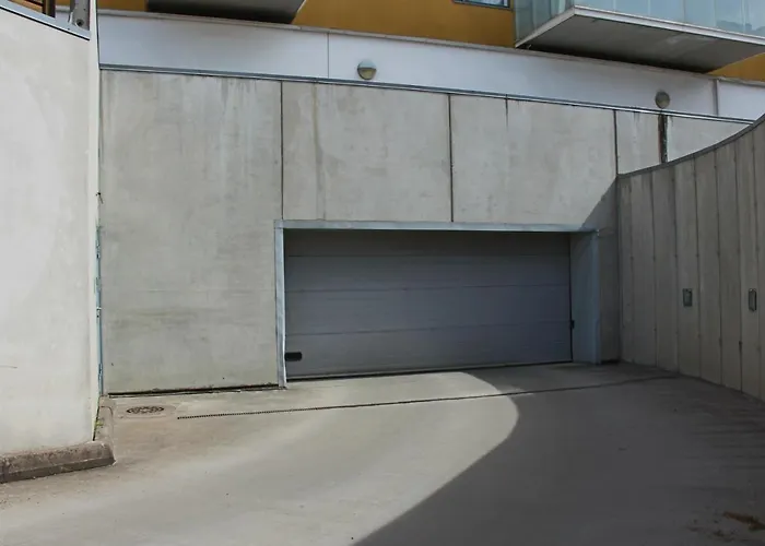 New Modern 4-room With Big Balcony And Undeground Parking In Center Of דירה טאלין