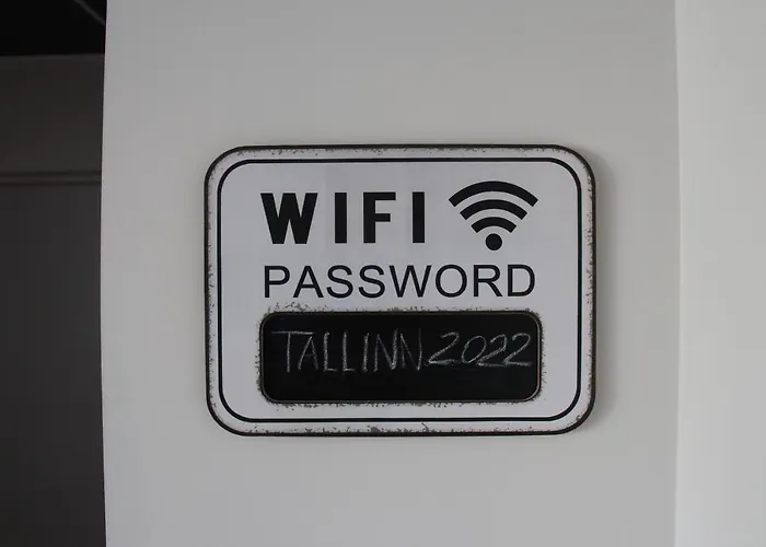 New Modern 4-room With Big Balcony And Undeground Parking In Center Of טאלין